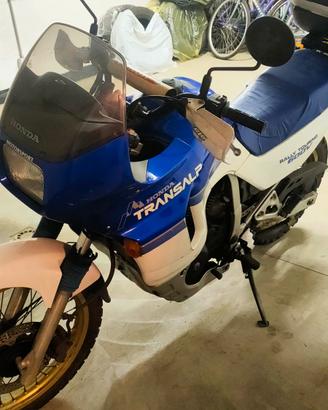 Honda Transalp 600 anno 1990 motore nero. 