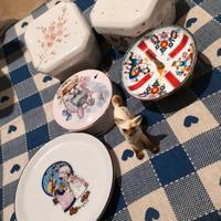 scatoline  più altri tre oggetti in ceramica 