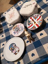 scatoline  più altri tre oggetti in ceramica 
