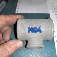 Gomito a T (o Te) a 90° ghisa zincata