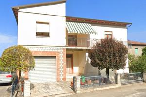 Sinalunga (SI), casa singola con garage e magazzin