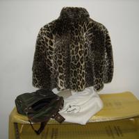 Elegante mantellina animalier e borsa Prada