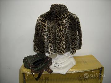 Elegante mantellina animalier e borsa Prada