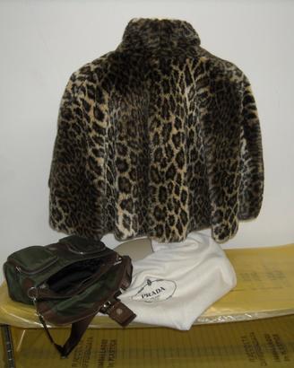 Elegante mantellina animalier e borsa Prada