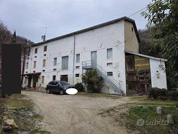 Immobile in asta di 31018 m² con 3 locali a Vittor