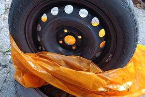 Cerchi in ferro Yaris con gomme Invernali 