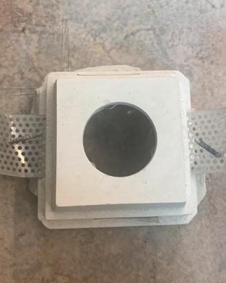 Spot / faretto in gesso bianco