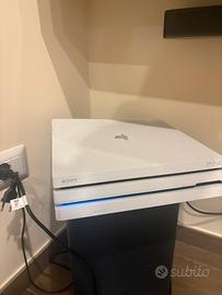 Ps4 Pro Bianca + 1 Joystick nero originale