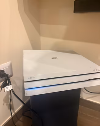 Ps4 Pro Bianca + 1 Joystick nero originale