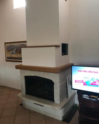 Caminetto in marmo di Orosei
