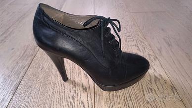 Scarpe nere donna con zeppa e tacco