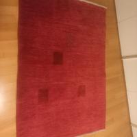 tappeto rosso con motivi geometrici quadrati