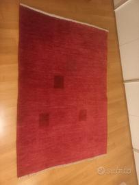 tappeto rosso con motivi geometrici quadrati