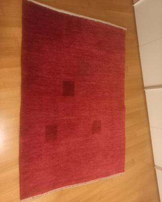 tappeto rosso con motivi geometrici quadrati