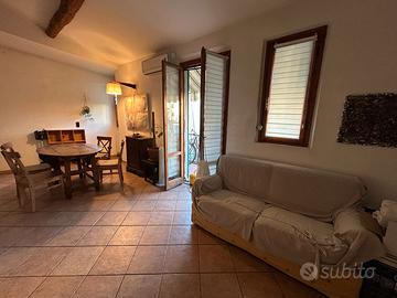Bilocale con terrazza e resede
