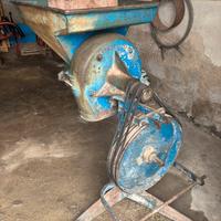 Molino per macinare mais e cereali