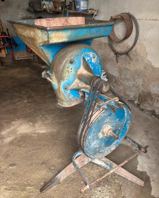Molino per macinare mais e cereali
