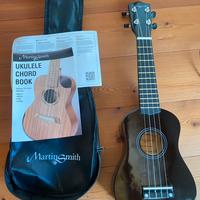 Ukulele Martin Smith nero lucido con fodero.