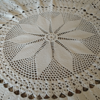 Tappeto rotondo a uncinetto bianco