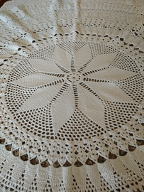 Tappeto rotondo a uncinetto bianco