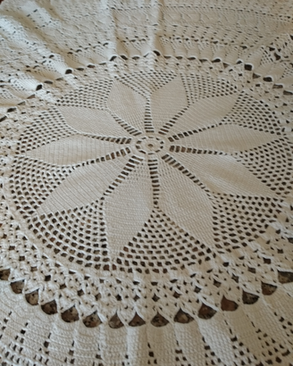 Tappeto rotondo a uncinetto bianco