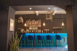 Attività di Cocktail Bar con Cucina