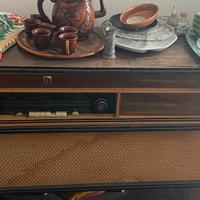 Mobile con radio a valvole e piatto vinile