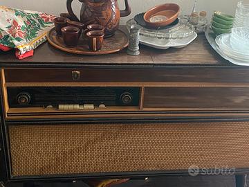 Mobile con radio a valvole e piatto vinile