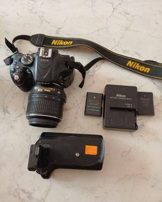 Nikon D5200 + Obiettivo 18-55mm VR + Battery Grip