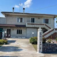 CASA SINGOLA SU DUE LIVELLI SUDDIVISA IN DUE APPAR