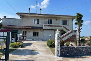 CASA SINGOLA SU DUE LIVELLI SUDDIVISA IN DUE APPAR