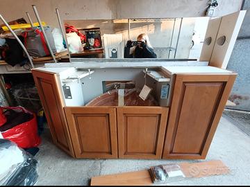 mobili da bagno in legno Iotti con specchio e marm