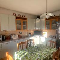 Cucina su tre pareti con elettrodomestici