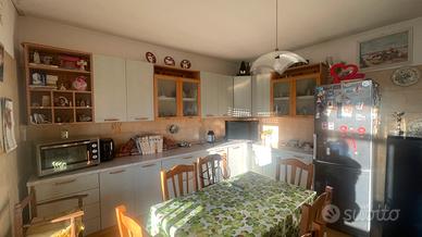 Cucina su tre pareti con elettrodomestici