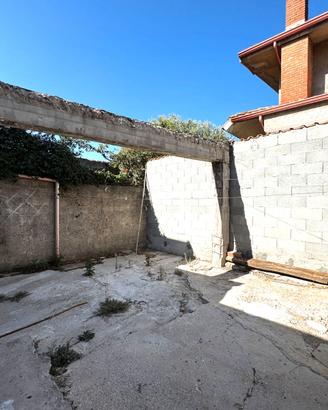 Indipendente con cortile e terrazzino
