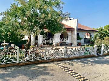 SPAZIOSA CASA BIFAMILIARE CON GIARDINO E GARAGE