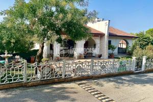 SPAZIOSA CASA BIFAMILIARE CON GIARDINO E GARAGE