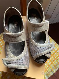 Sandali sanitari  aperti in pelle