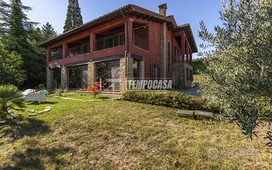 Prestigiosa villetta indipendente con ampio giardi