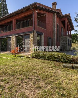 Prestigiosa villetta indipendente con ampio giardi