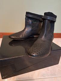 Stivaletti biker Elisa Nero in pelle traforata