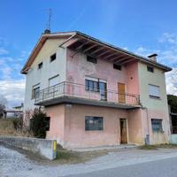 Casa indipendente da ristrutturare con giardino