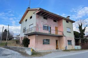 Casa indipendente da ristrutturare con giardino
