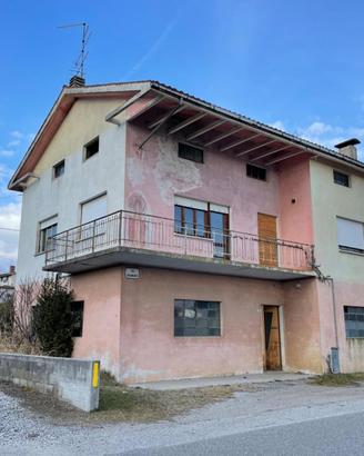 Casa indipendente da ristrutturare con giardino