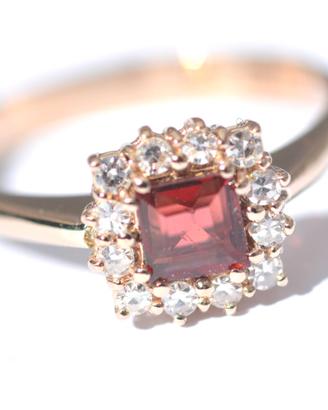 Anello Oro bianco 18kt 12 diamanti e Rubino rosso
