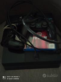 playStation 4  500 GB con due joystick e due gioch