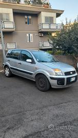 Ford Fusion 1.4 con lavori da fare