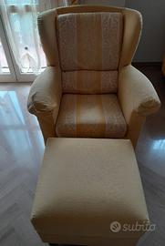 poltrona modello bergere con pouf 