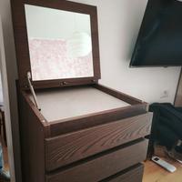 Cassettiera con specchio toletta