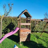 casetta con scivolo e altalena 